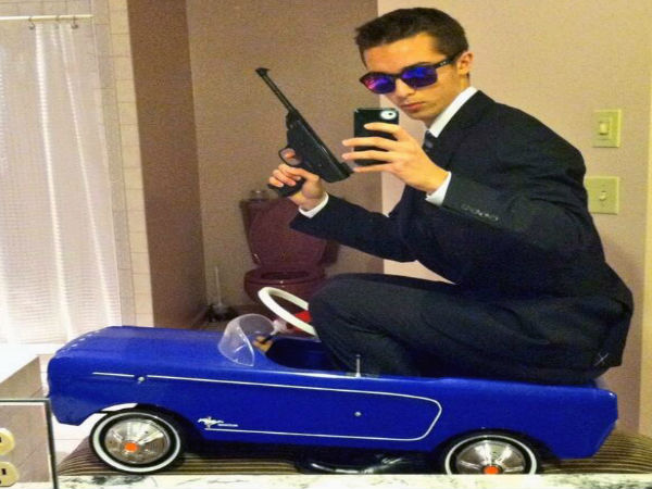 సోషల్ మీడియాలో హల్‌చల్ చేస్తున్న12 క్రేజీ సెల్ఫీలు