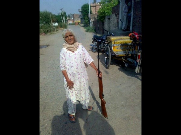 క్రేజీ భారతం.. ఎవరి గోల వారిదే!