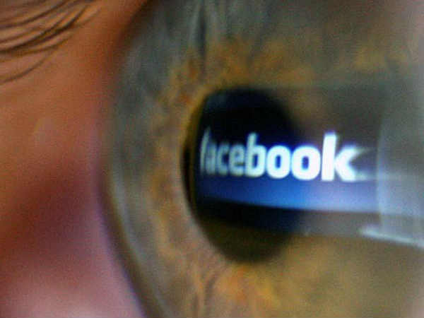 సోషల్ మీడియాకు పంచ్ పడింది 