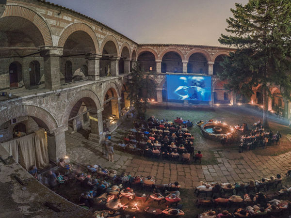 కొత్తదనం నిండిన క్రియేటివ్ బిగ్ స్ర్కీన్స్