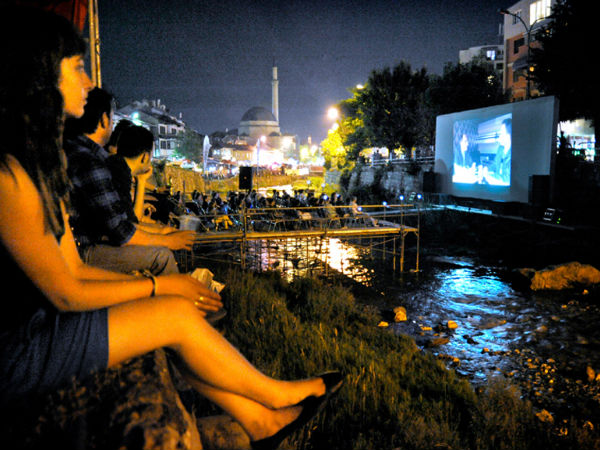 కొత్తదనం నిండిన క్రియేటివ్ బిగ్ స్ర్కీన్స్