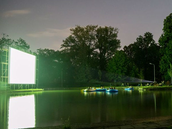 కొత్తదనం నిండిన క్రియేటివ్ బిగ్ స్ర్కీన్స్