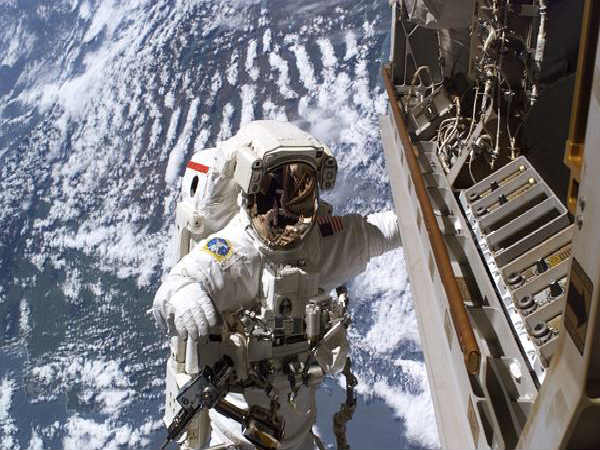 అంతరిక్షంలో స్పేస్ వాక్ ను లైవ్ లో చూసేద్దాం  