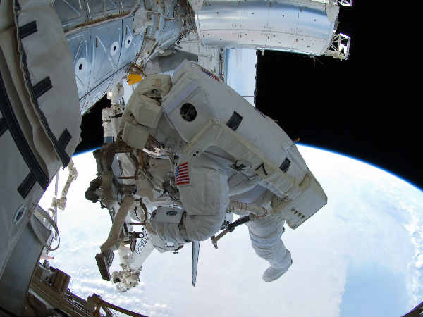 అంతరిక్షంలో స్పేస్ వాక్ ను లైవ్ లో చూసేద్దాం  