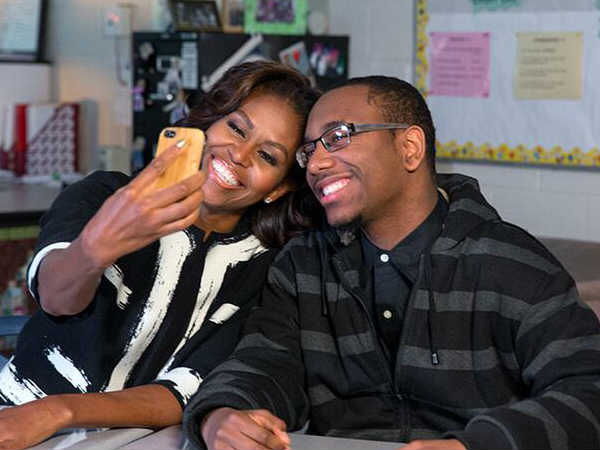 విద్యార్థితో సెల్ఫీ ముచ్చట్లు