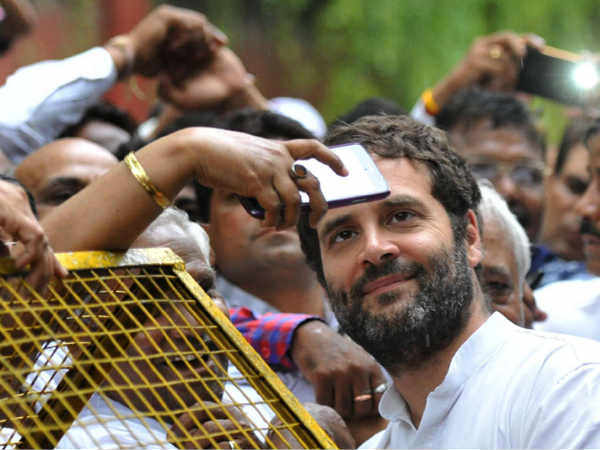 అభిమానుల కోలాహలం