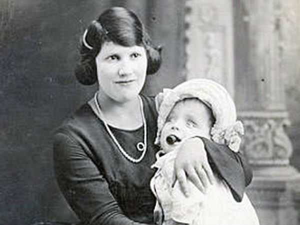 సోషల్ మీడియాలో హల్ చల్ చేస్తున్న వివాదాస్పద సెల్ఫీలు