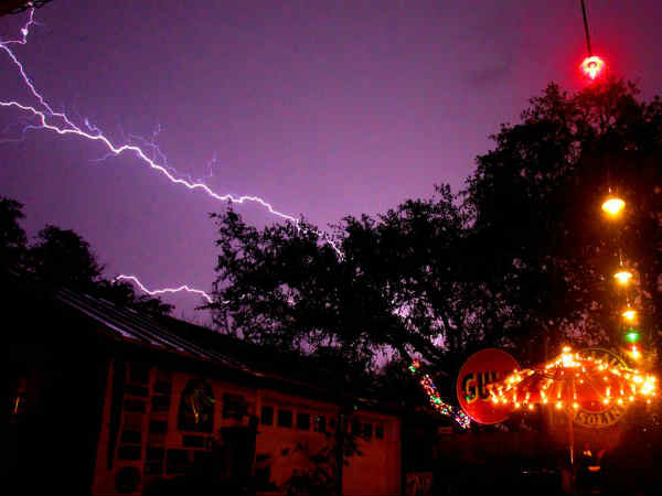 అంతస్థులే కుప్పకూలుతాయి