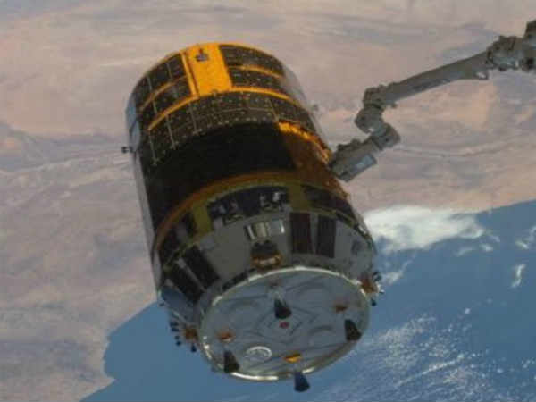 విస్కీ బాటిల్స్ తో మానవ రహిత కార్గోషిప్‌