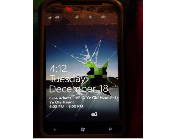 స్ర్కీన్ పగిలింది.. అయినా భలే కవర్ చేసారు