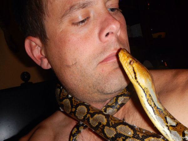 పాములతో ప్రాణాంత సెల్ఫీలు