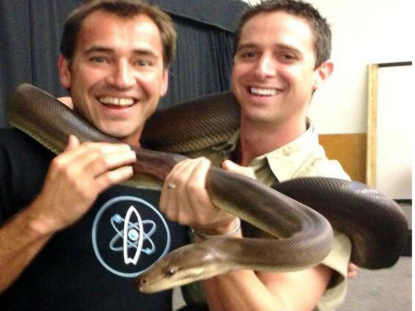 పాములతో ప్రాణాంత సెల్ఫీలు