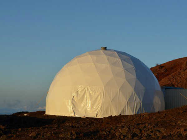  తమను తాము బంధించుకున్నారు.