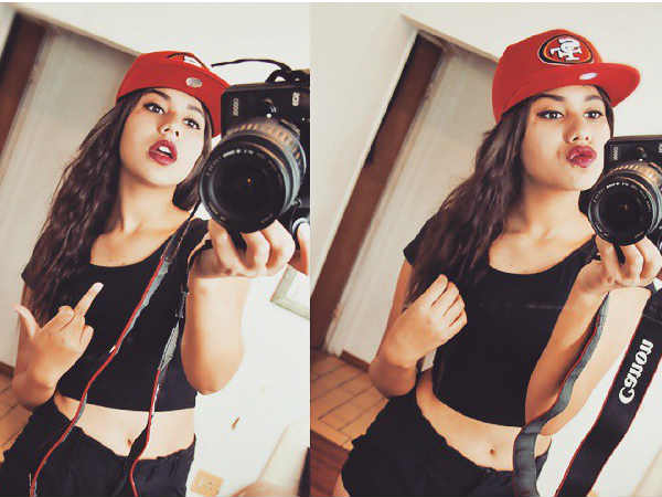 బెడ్ రూంలో మిర్రర్ సెల్ఫీ 