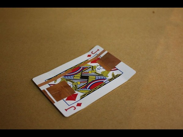 పేక ముక్కలతో బ్యాటరీ చార్జర్‌ను తయారు చేసే విధానం