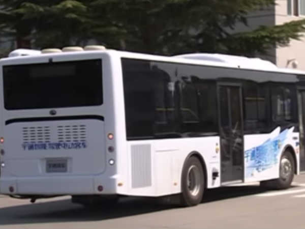 డ్రైవర్ లేకుండా రోడ్లు మీదకు వచ్చేసిన బస్సు 