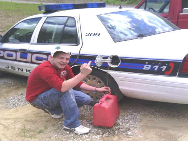 పోలీసు కారు నుంచే పెట్రోలు