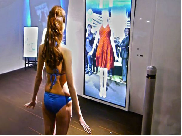 బట్టలు మార్చేస్తున్న అద్దం 