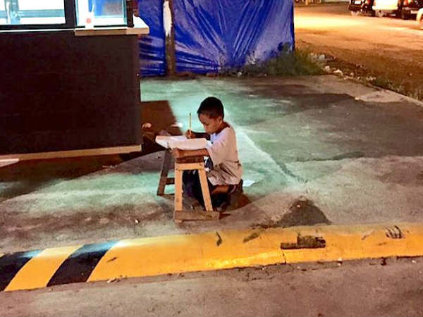 పేదరికం వెక్కిరిస్తే.. మానవత్వం ఆదరించింది