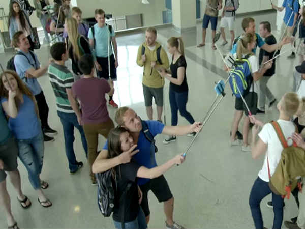 నాలుగు ఫోటోలు, ఓ వీడియో 