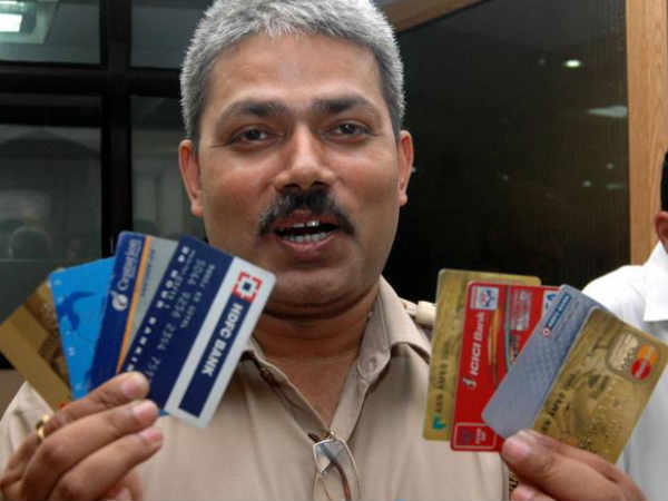 క్లోనింగ్‌ ద్వారా నకిలీ ఏటిఎం కార్డులు