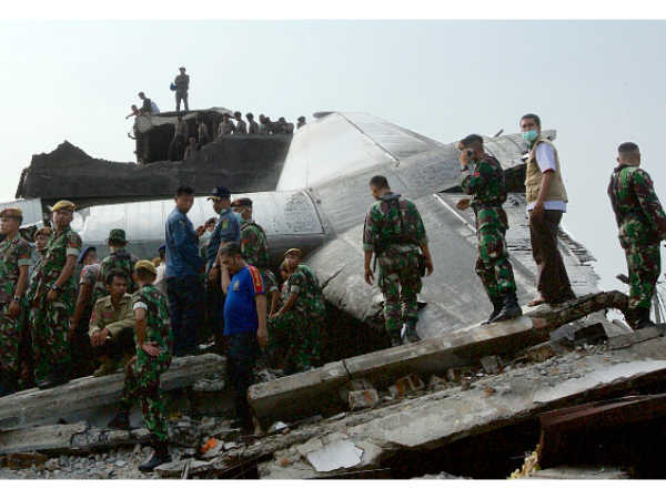 విమానంలో భారీగా కరెన్సీనోట్ల కట్టలు 