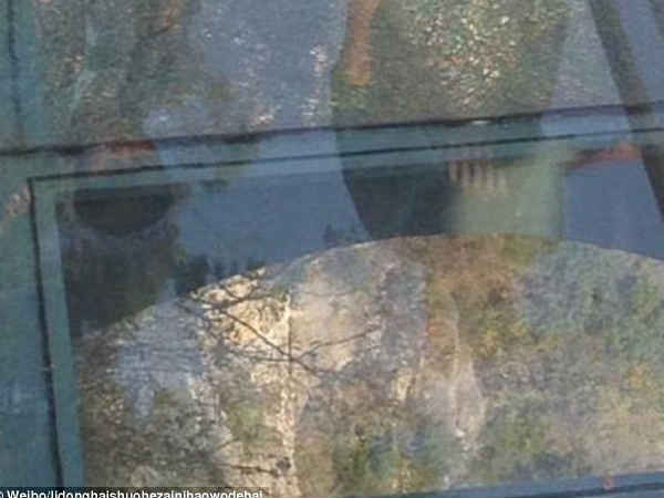 ఒక పొరపై ఏర్పడ్డ పగుళ్లను..