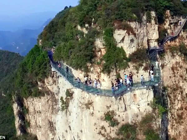 కిందకు చూస్తే వేల అడుగుల లోతైన లోయ