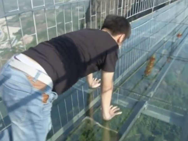 గాజు వంతెన ఇపుడు ప్రమాదంలో