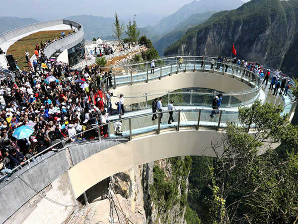 ఈ గాజు వంతెన అమెరికాలో ఉన్న గాజు వంతెనను తలదన్నింది. 