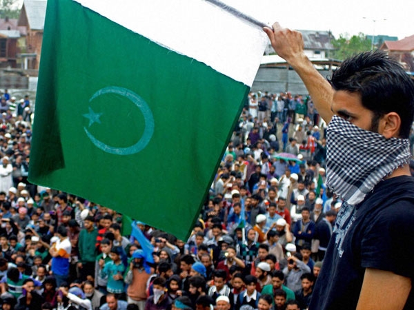 హురియత్ నేతలు పాకిస్తాన్ జెండాలు ఎగురవేస్తుంటే..
