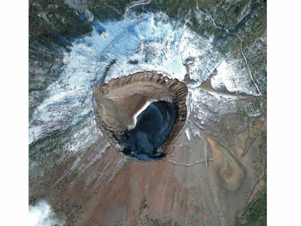 ఇటలీలోని నేపెల్స్ లో గల పర్వత శిఖరం