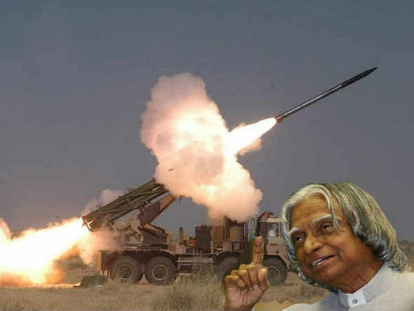 అగ్ని క్షిపణి నిప్పులు చిమ్ముతూ నింగిని చీల్చుకుంటూ..