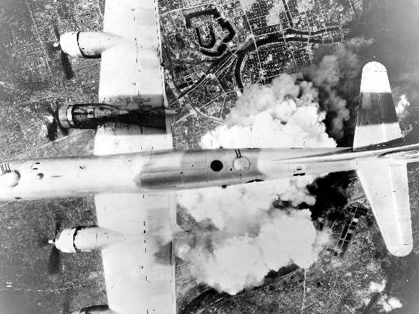  అణు బాంబుల దాడికి రెండవ ప్రపంచ యుద్ధం ముగియడానికి..