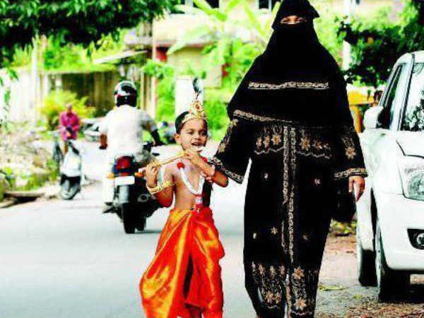 కృష్ణుడితో ముస్లిం తల్లి