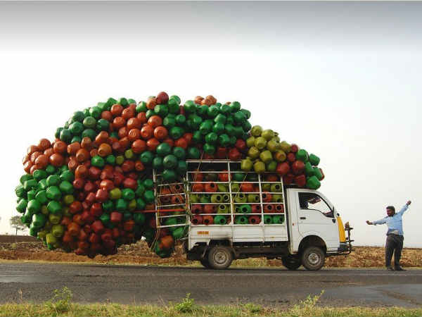చిన్న బండిపై ఇంత లోడా