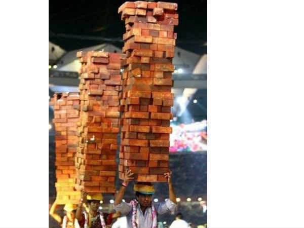 ఒక తలపై ఇన్ని ఇటుకలా