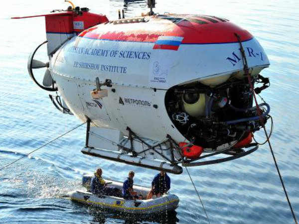 రష్యాకు చెందిన జలాంతర్గాములు అట్లాంటిక్ సముద్రంలో..