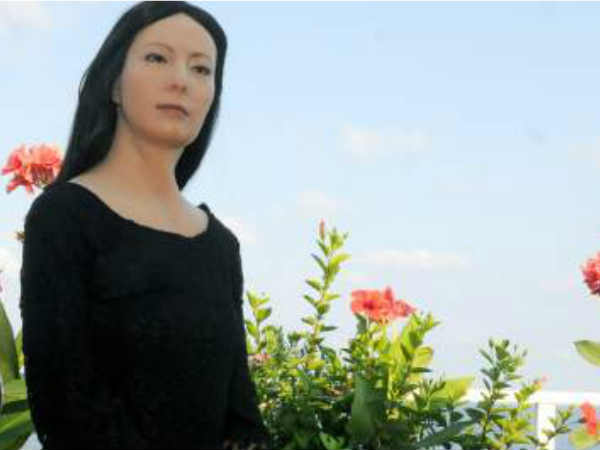 సినీ తారలతో నటింపచేయడం కన్నా రోబోలతో..