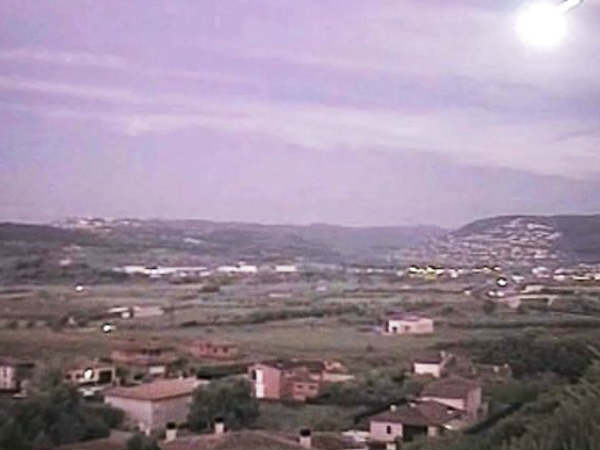 ఆకాశం నుంచి అకస్మాత్తుగా వింత వస్తువులు.. 