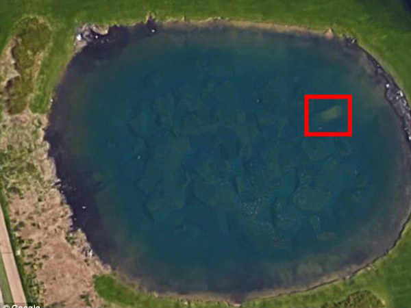 అకస్మాత్తుగా పాండ్ లో కారు మునిగి ఉన్నట్లుగా