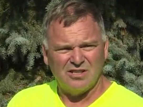 అకస్మాత్తుగా పాండ్ లో కారు మునిగి ఉన్నట్లుగా