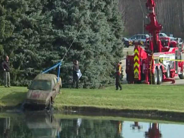 డైవ్ టీమ్ నీటిలో కారు ఉన్నట్లుగా