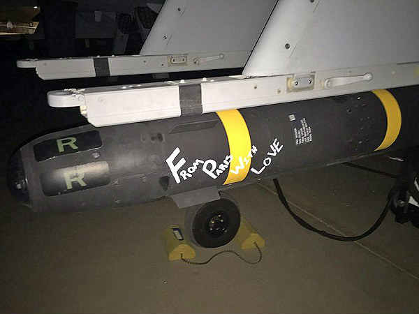 యుఎస్ ఆర్మీ అధికారులు పారిస్ పై దాడులకు సంఘీభావంగా 