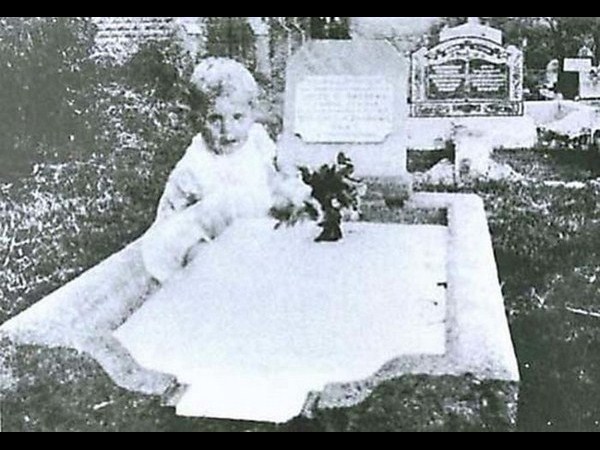 ప్రపంచాన్ని మోసం చేసిన 20 గోస్ట్ ఫోటోలు