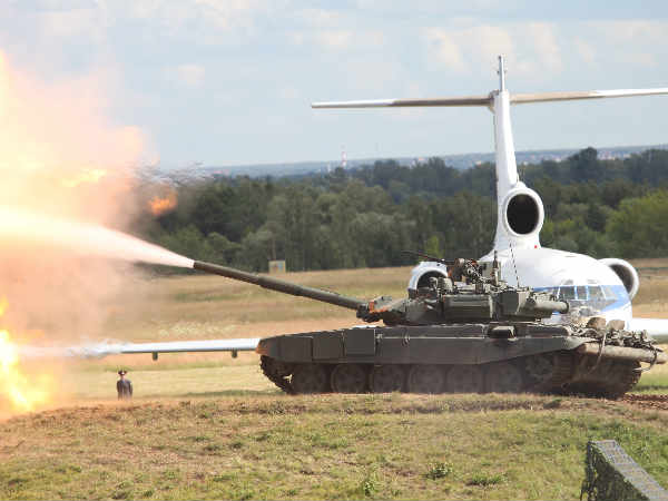 యుద్ధ ట్యాంకర్లను అందజేస్తామని ఫ్రాన్స్‌కు హామీ