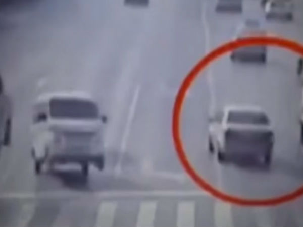 కార్లు ఇలా ఎగిరి పడటానికి కారణం 