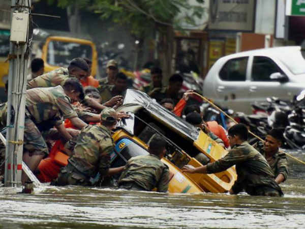 వర్షాలతో మూతపడిన పలు కంపెనీలు 