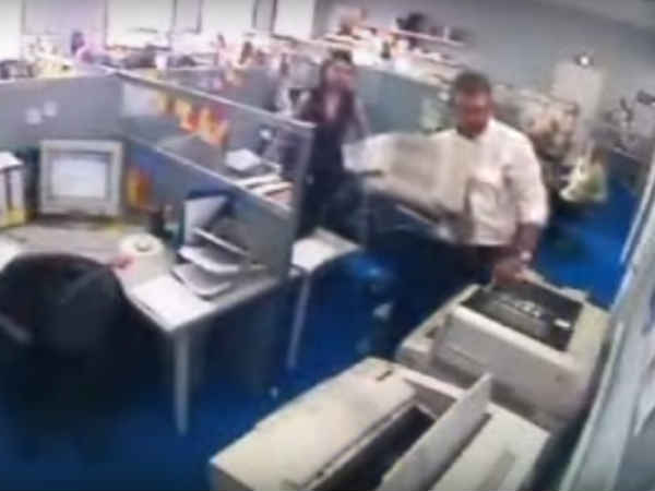 ఫోటో కాపీ కోసం తన సిస్టం నుంచి ప్రింట్