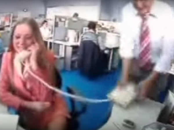 ఓ అమ్మాయి ఫోన్ మాట్లాడుతుందని